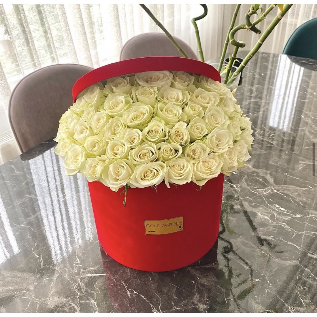 KADİFE KUTUDA BEYAZ GÜLLER