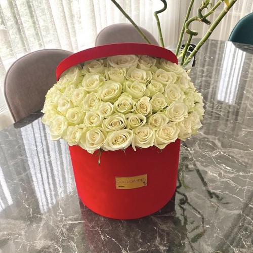 KADİFE KUTUDA BEYAZ GÜLLER