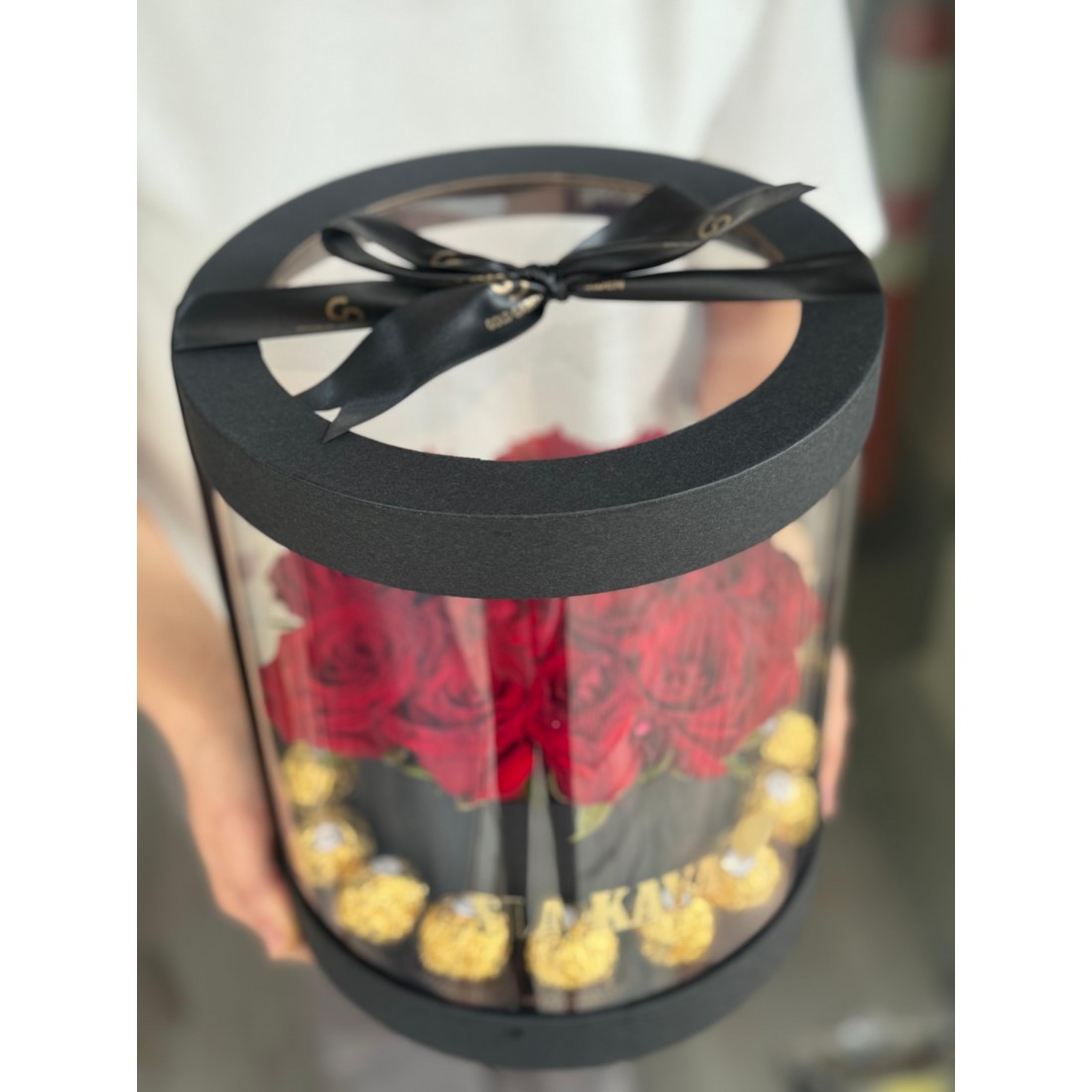 Lüks Şeffaf Kutuda Güller ve Çikolatalar