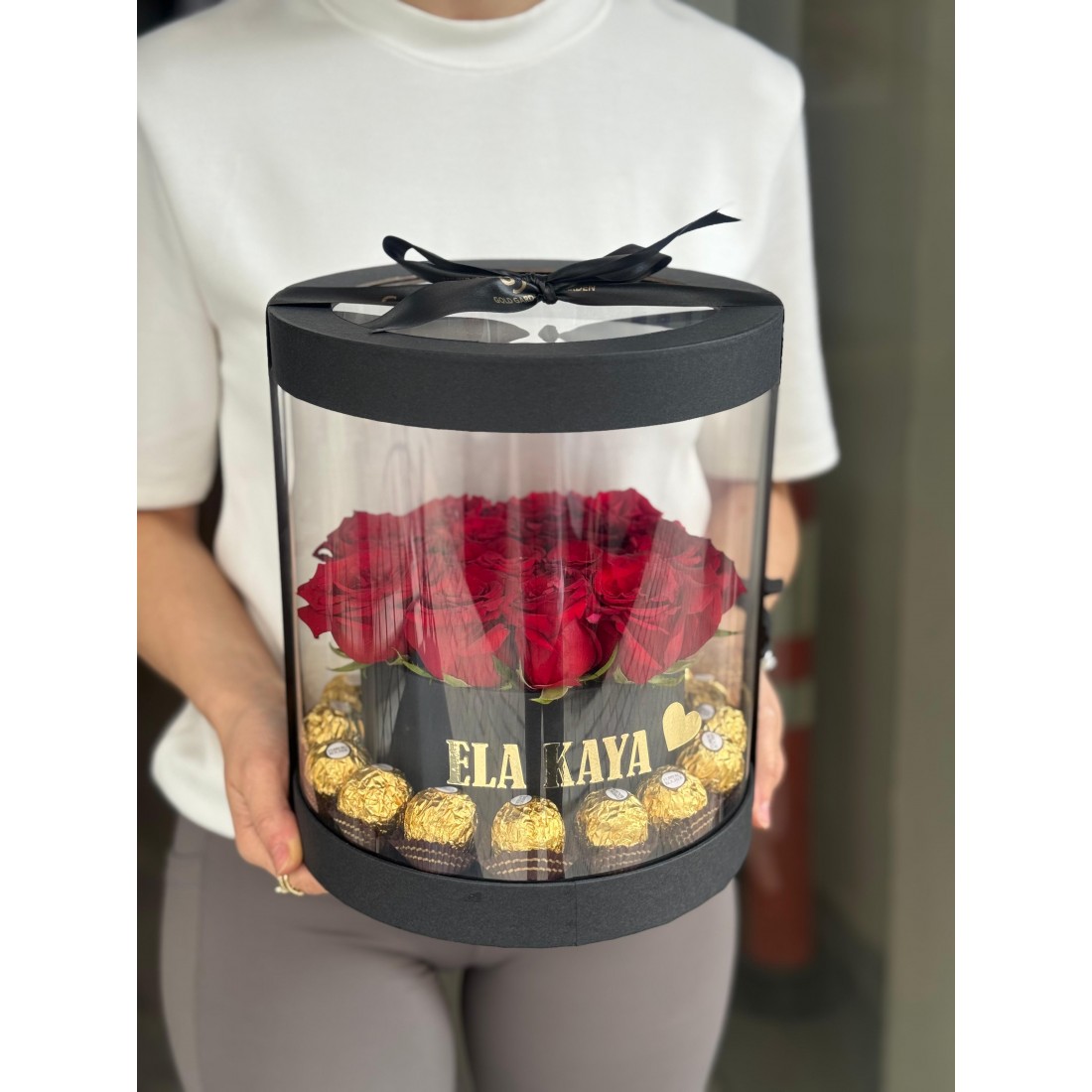 Lüks Şeffaf Kutuda Güller ve Çikolatalar