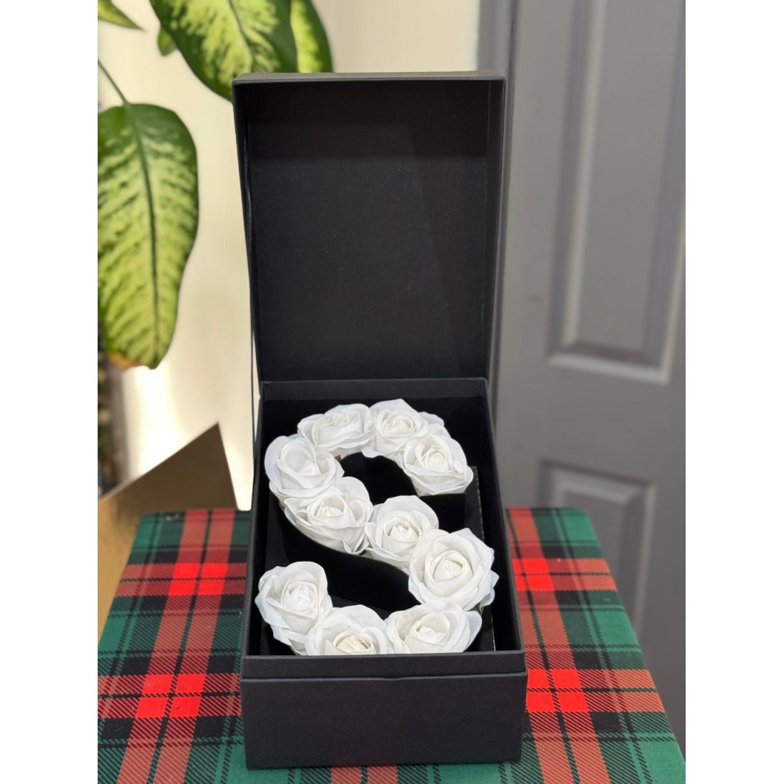 Harf Kapaklı Kutu (Kişiye Özel) Yapay Beyaz Gül