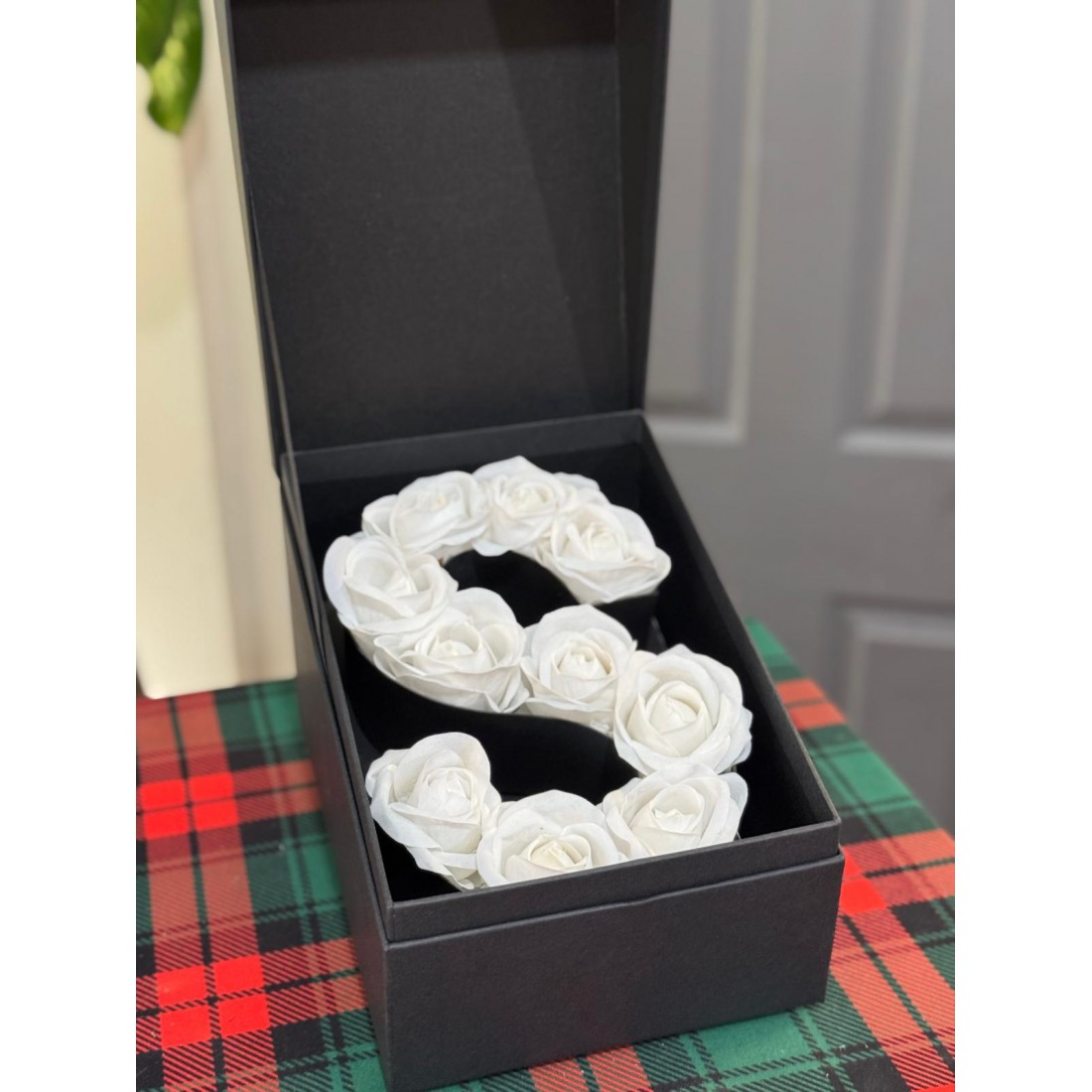 Harf Kapaklı Kutu (Kişiye Özel) Yapay Beyaz Gül