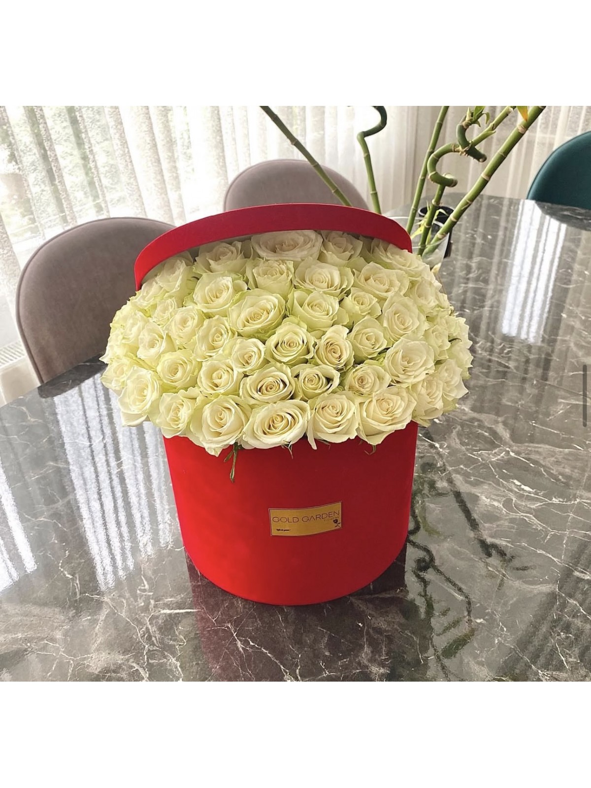 KADİFE KUTUDA BEYAZ GÜLLER